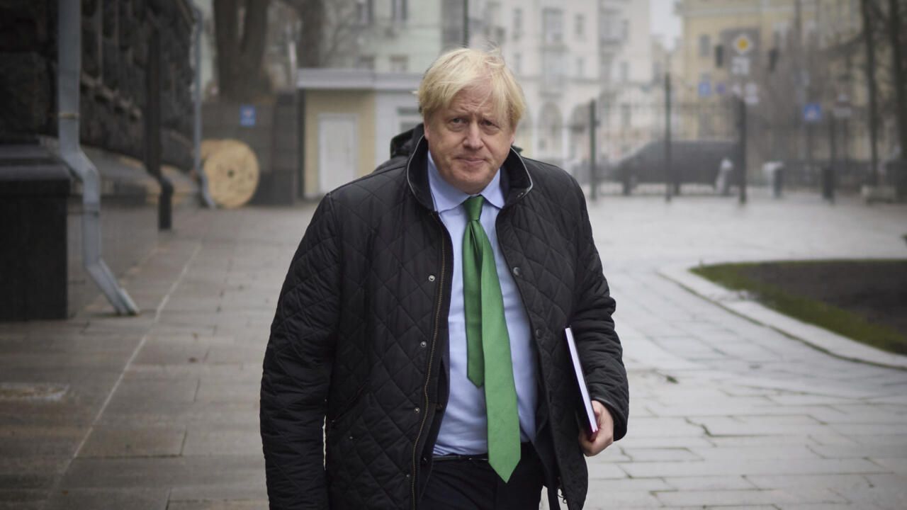 Rattrapé par le "partygate", Boris Johnson démissionne de son mandat de député