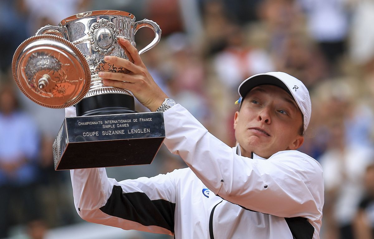 Roland-Garros : Iga Swiatek fait tomber le couvercle du trophée après sa victoire contre Muchova