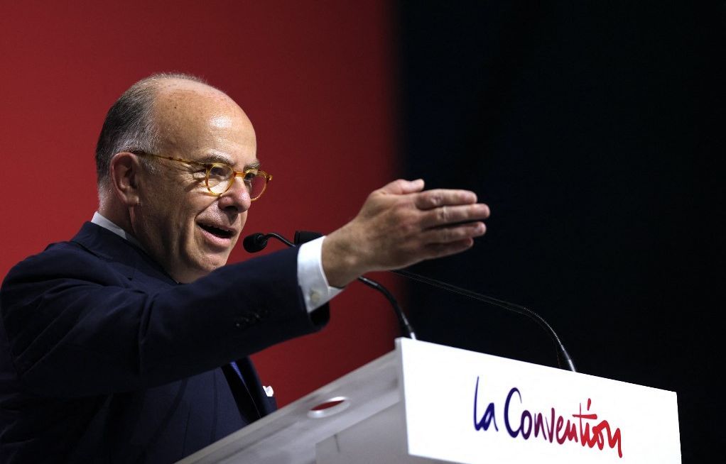 A Créteil, Bernard Cazeneuve part déjà en campagne et prend la tête de la gauche anti-Nupes