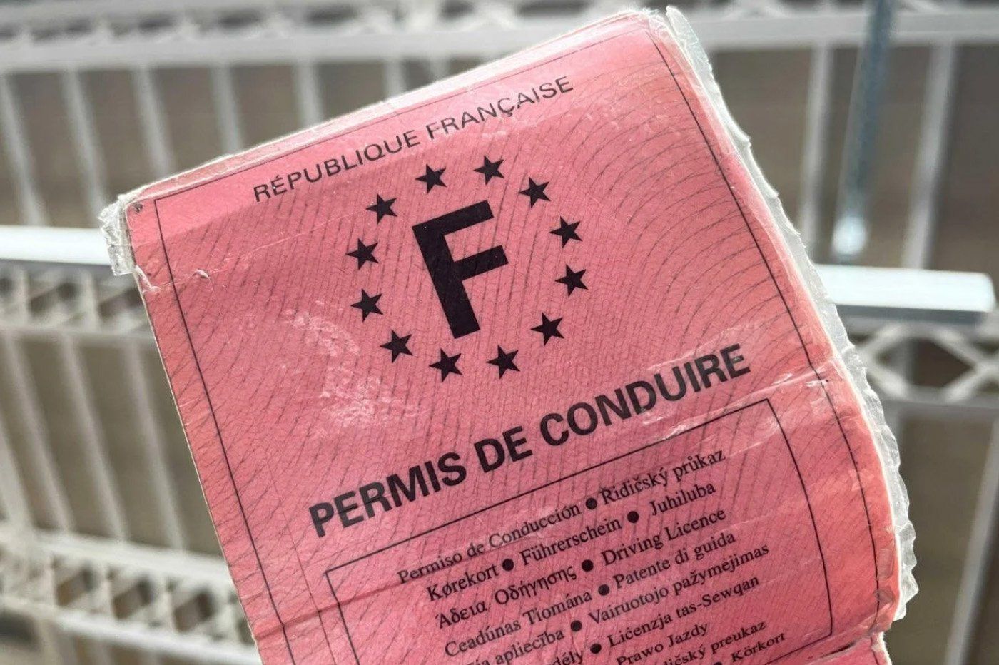 Permis de conduire : attention, votre vieux permis rose en carton ne sera bientôt plus valable