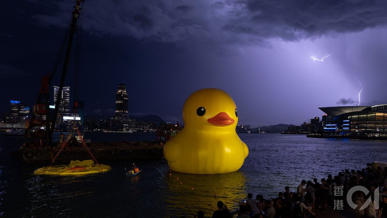 天文台一度發出黃色暴雨警告 維港閃電未嚇走看黃鴨人潮