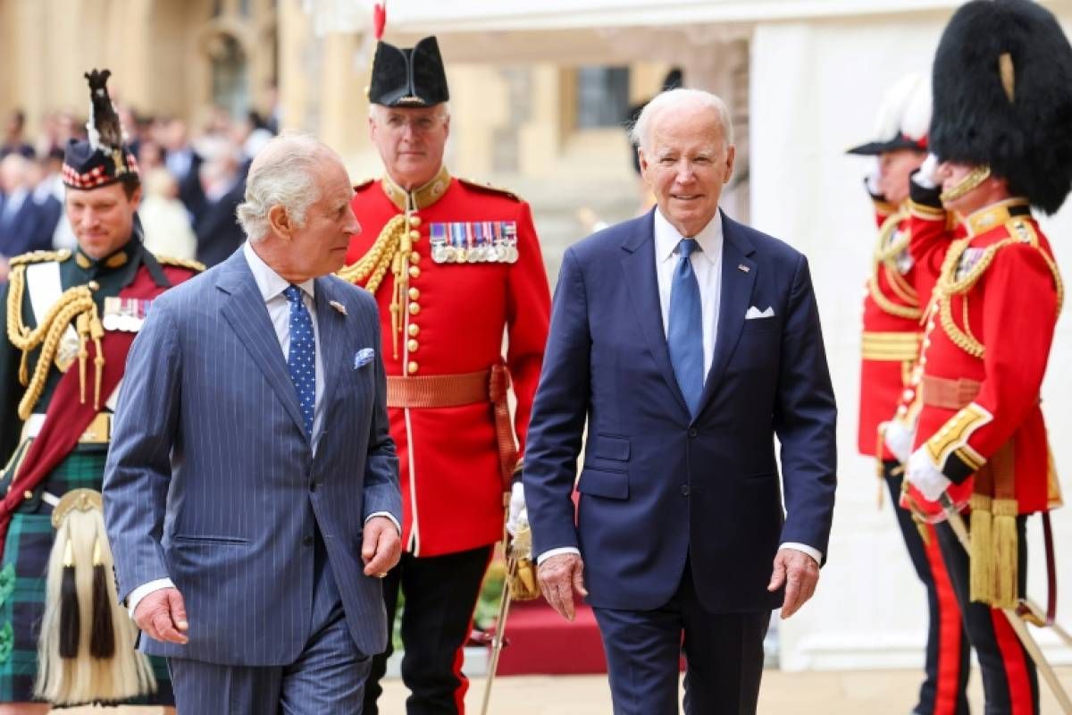 En visite éclair avant l'Otan, Joe Biden rencontre le roi Charles à Londres