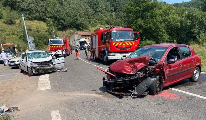 Violent choc frontal dans le Forez : quatre victimes héliportées