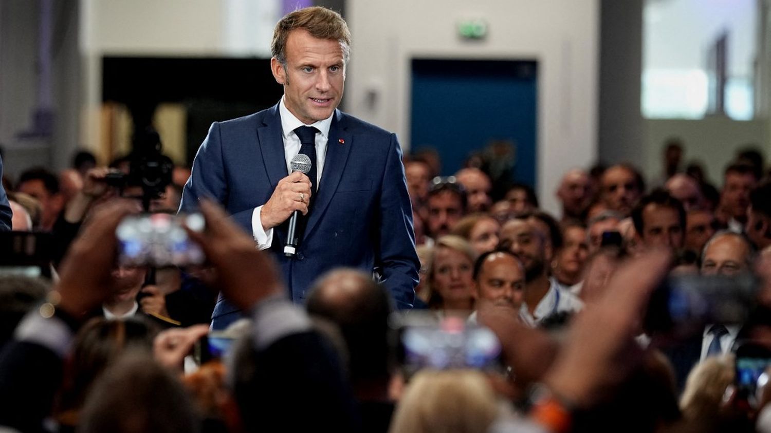 Emmanuel Macron de retour sur le terrain pour inaugurer une usine Sanofi dans le Rhône