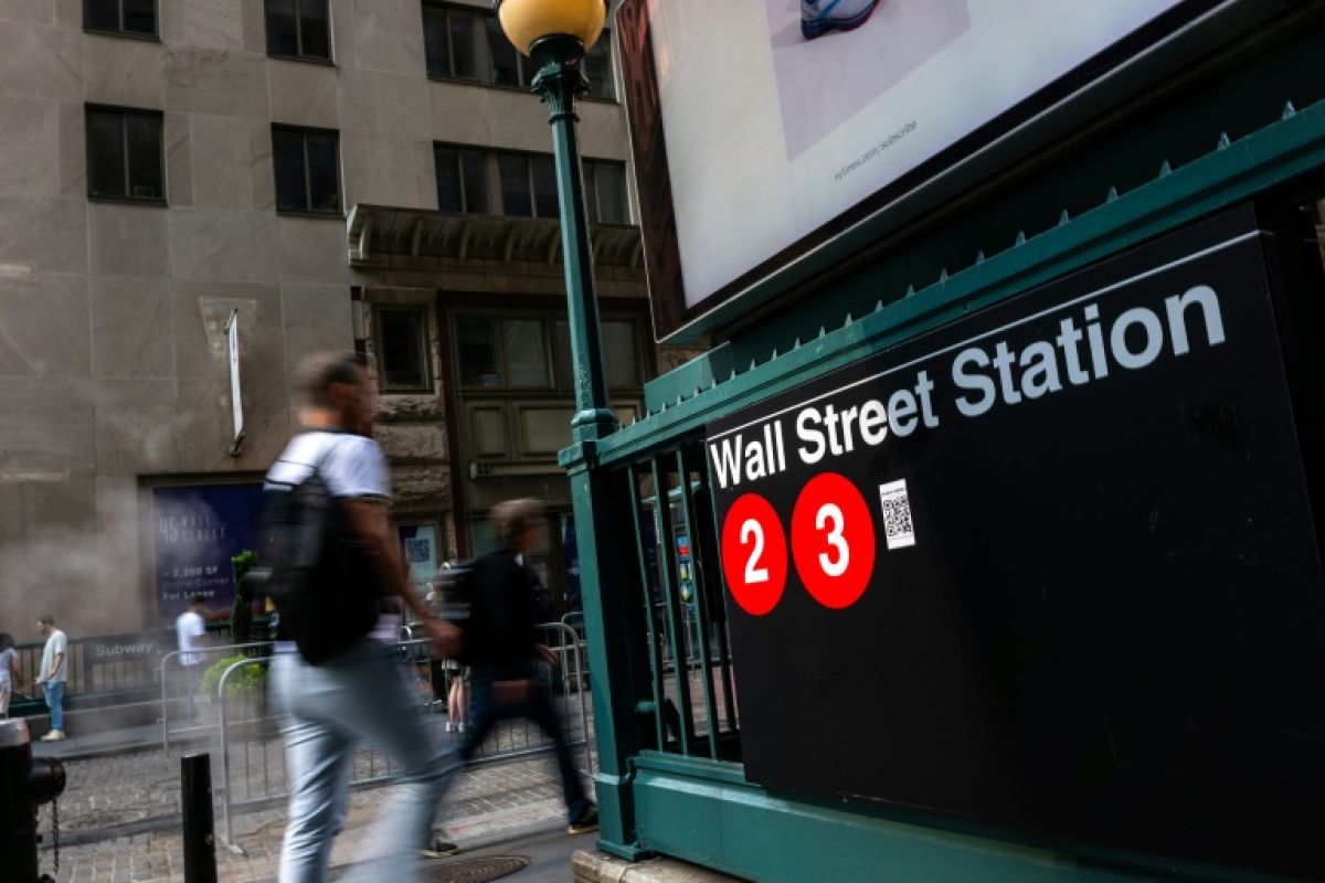 Wall Street clôture en baisse, froissée par l'inflation tenace