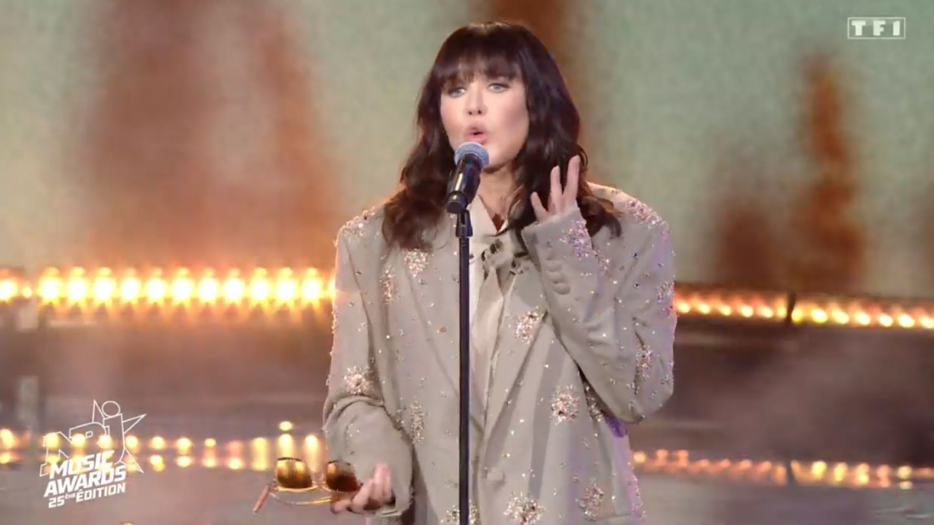 " NRJ Music Awards 2023 " : Isabelle Adjani a chanté et (un peu) enlevé ses lunettes de soleil