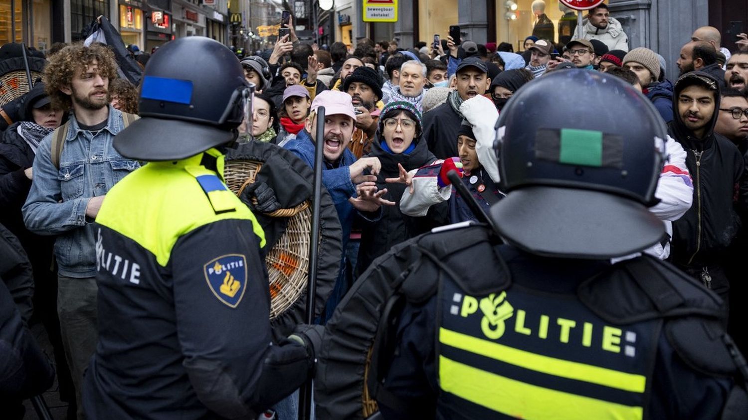 La police néerlandaise arrête des manifestants propalestiniens rassemblés à Amsterdam malgré une interdiction