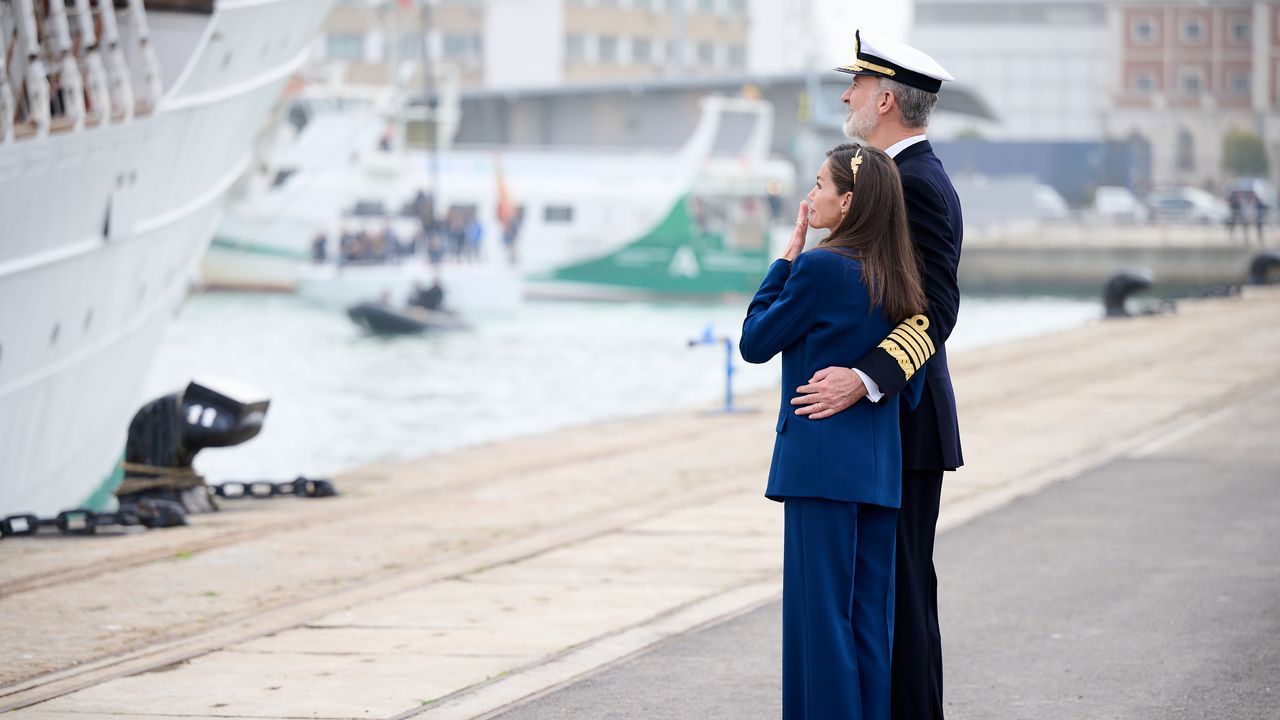 Les adieux émus de Letizia et Felipe VI à leur fille Leonor qui va passer six mois en mer