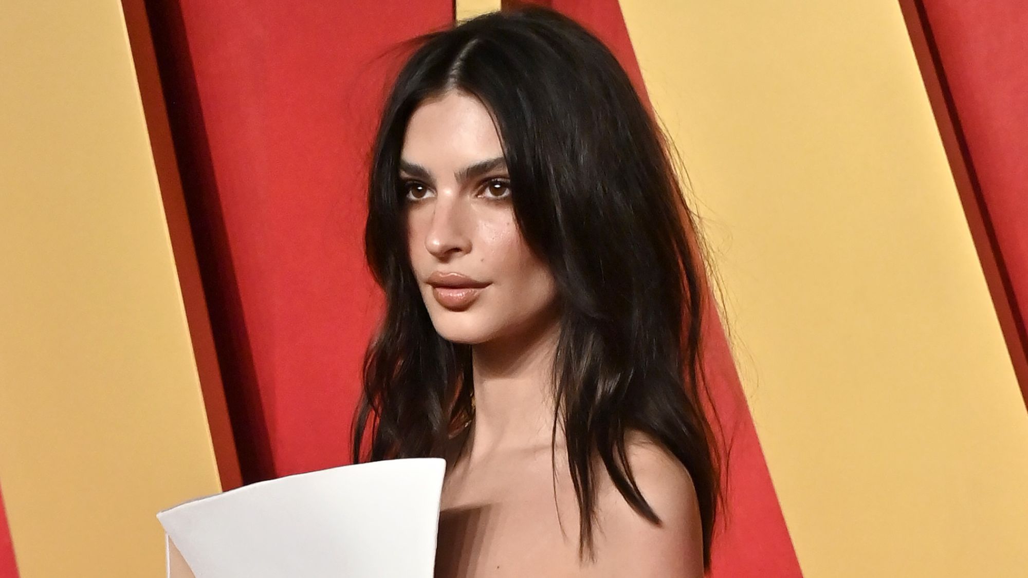 Emily Ratajkowski dans une robe side boob aux Oscars 2024