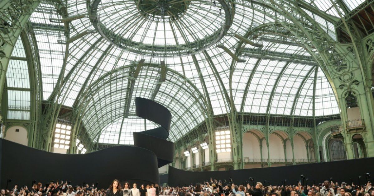 Chanel et Saint Laurent se jouent des proportions pour clore la Fashion Week