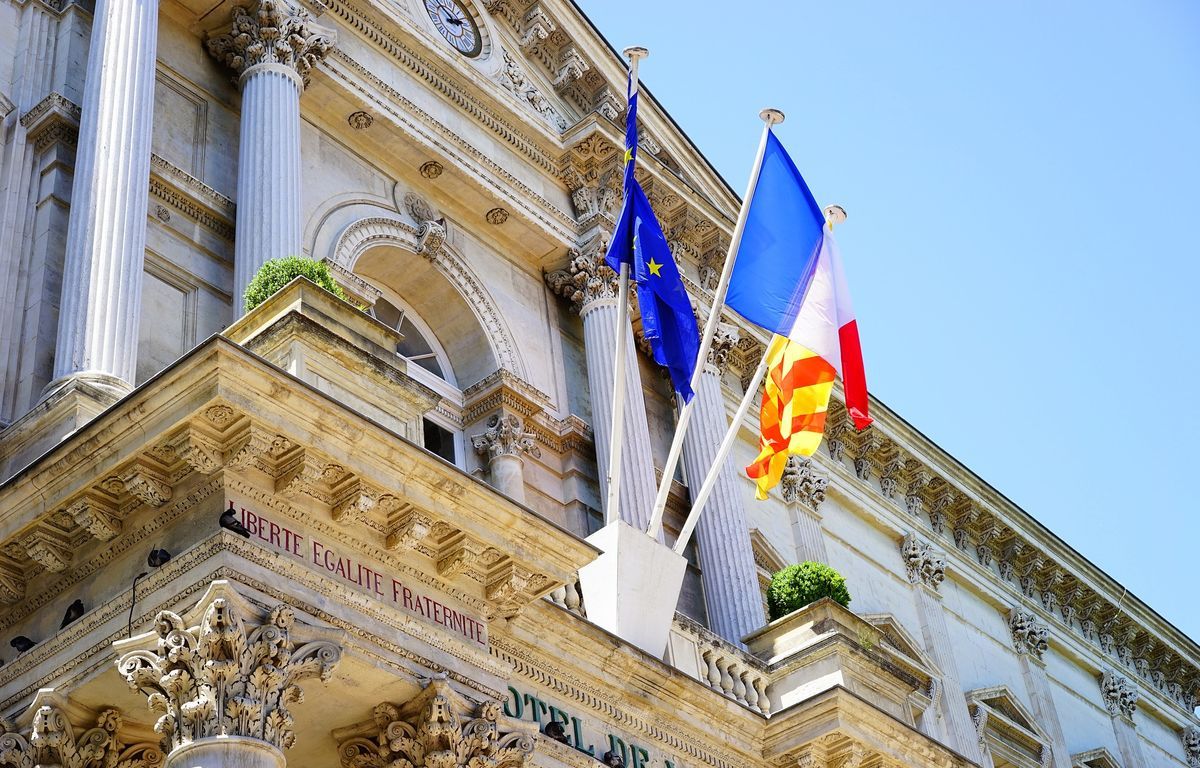 L’Assemblée vote l’obligation du drapeau européen devant les mairies de plus de 1.500 habitants