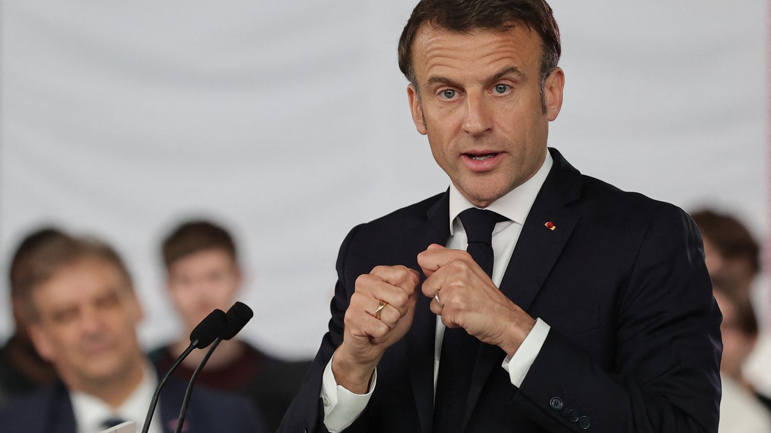 Emmanuel Macron se dit "prêt" à travailler avec les socialistes et les écologistes, s'ils se montrent "constructifs"