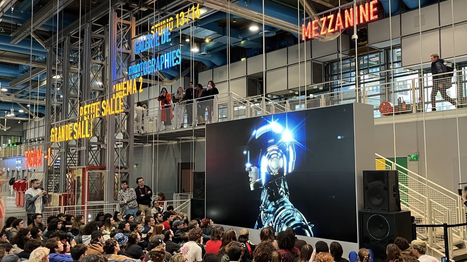 Evénement : des centaines de fans découvrent un titre inédit de Daft Punk, "Infinity repeating", en exclusivité au Centre Pompidou