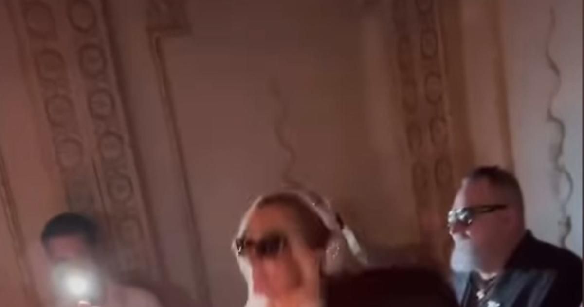 En vidéo, la danse déchaînée de Marion Cotillard et Paris Hilton derrière les platines du Château Marmont