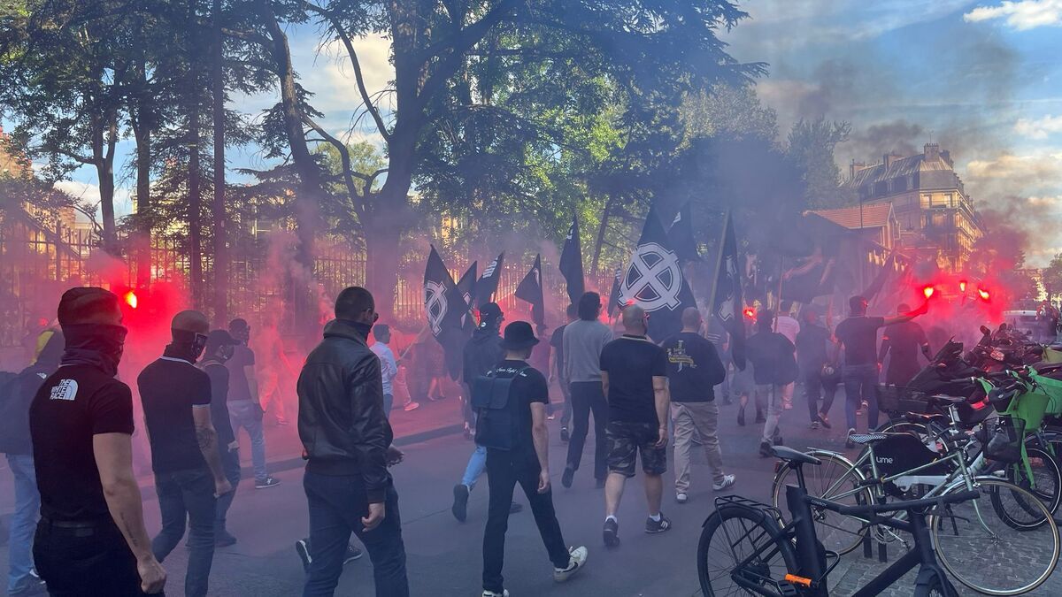 Paris : 800 membres de l’ultradroite défilent sous le regard de parisiens " sidérés "