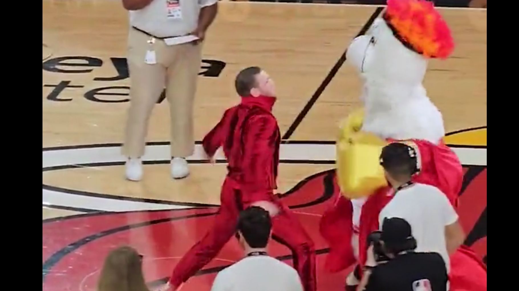 Conor McGregor frappe la mascotte du Heat de Miami, Burnie, et l’envoie aux urgences