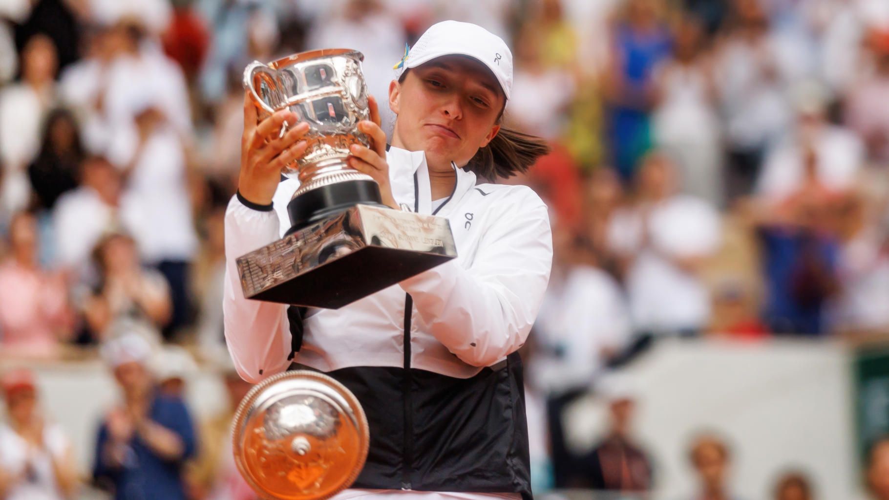 Iga Swiatek, gagnante de Roland-Garros, a fait tomber une partie de la coupe en la soulevant