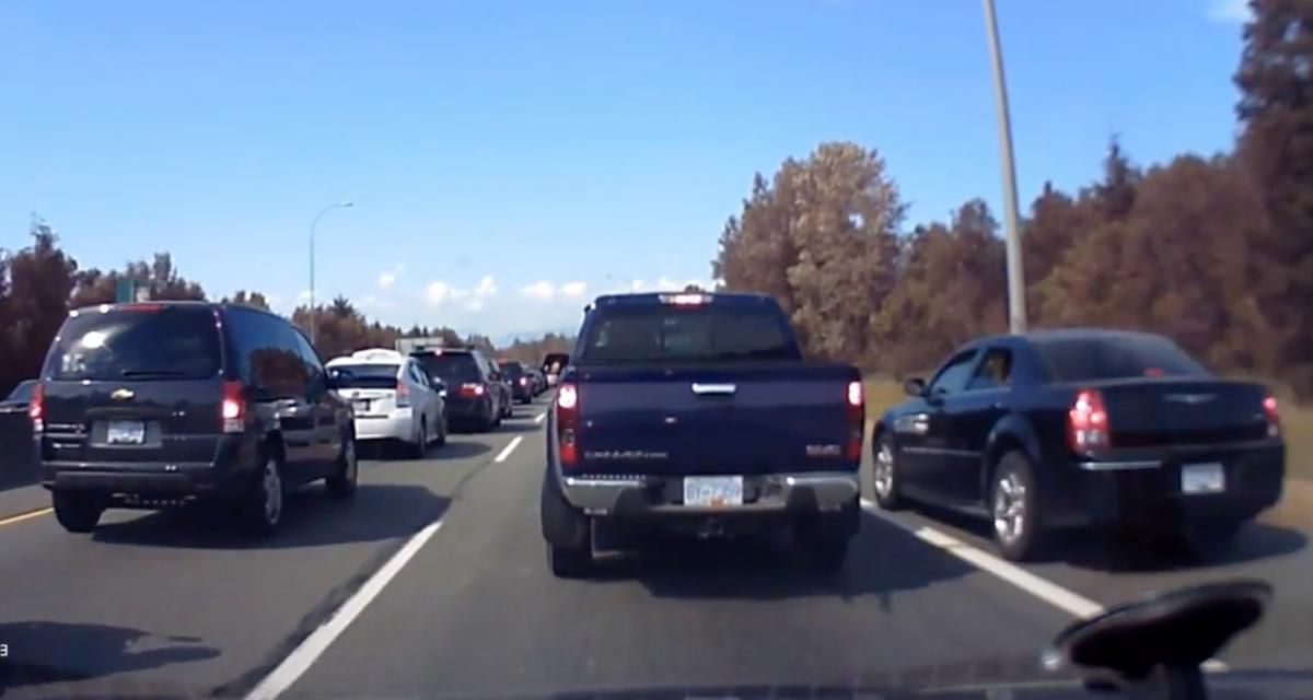 Cet automobiliste roule sur la bande d'arrêt d'urgence pour éviter les bouchons, sa tentative de rattrapage échoue