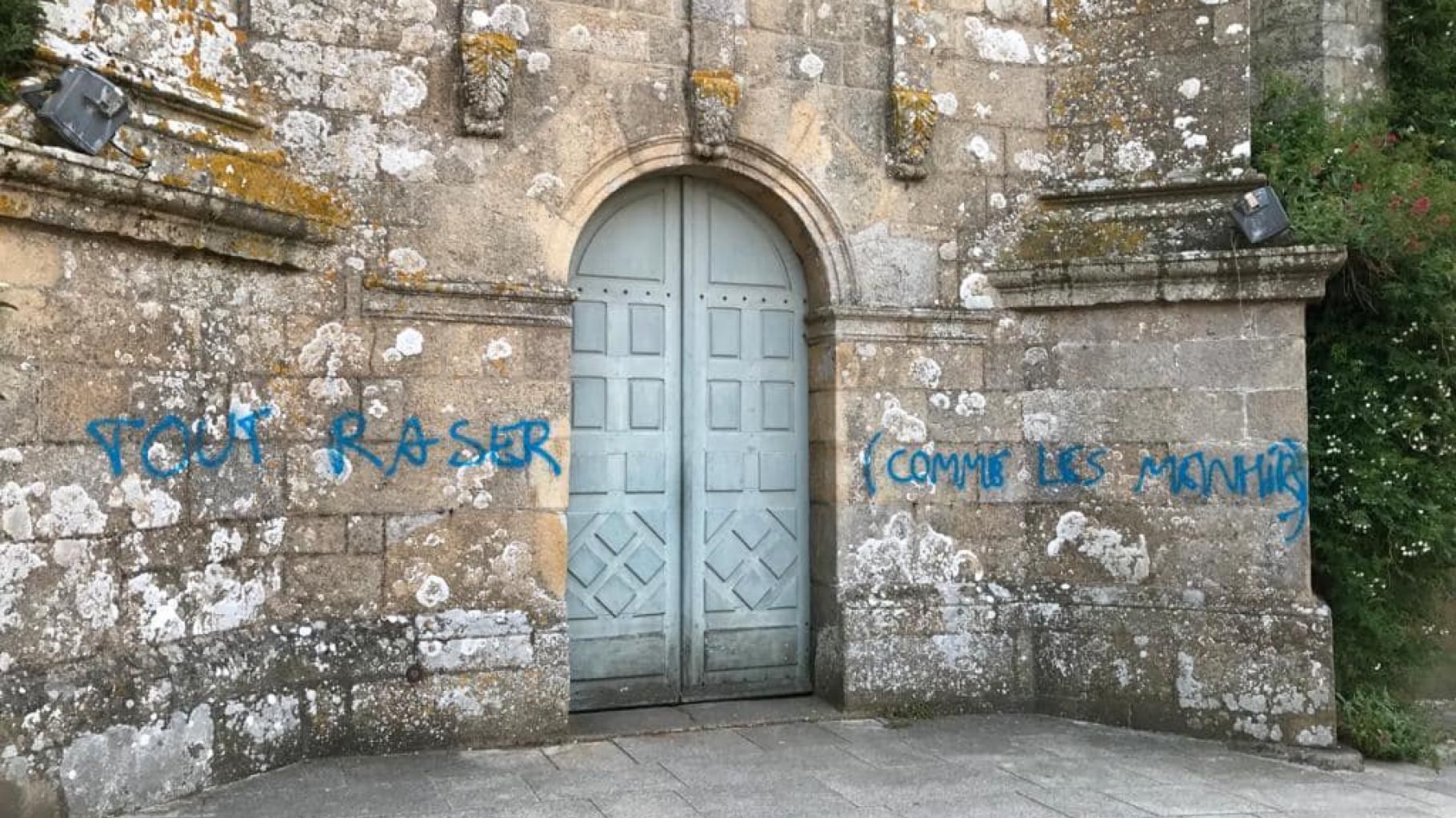 L’église de Carnac taguée en référence aux menhirs détruits pour construire une zone commerciale