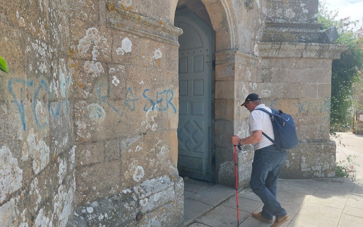 " Tout raser comme les menhirs " : l’église de Carnac taguée, le maire porte plainte