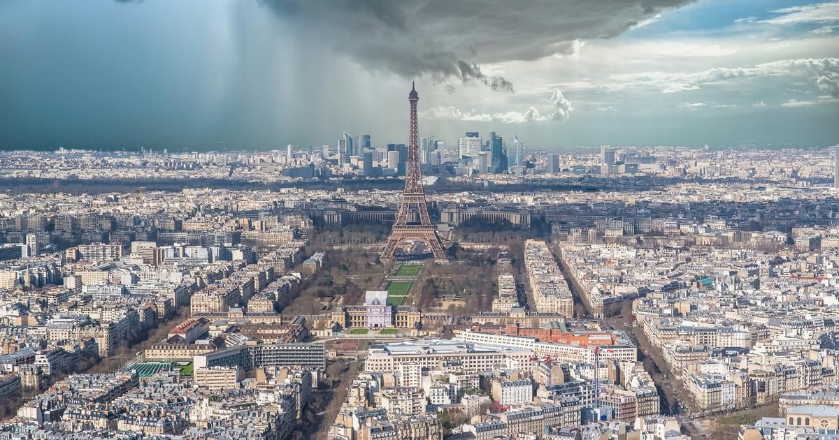 Paris frappé par un orage violent, forts risques d'inondation en Île-de-France