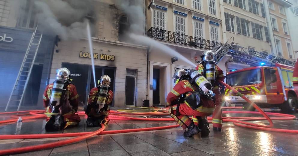 VIDÉO. Marseille : une boutique en flammes rue Saint-Ferréol, 75 pompiers mobilisés et 8 personnes évacuées