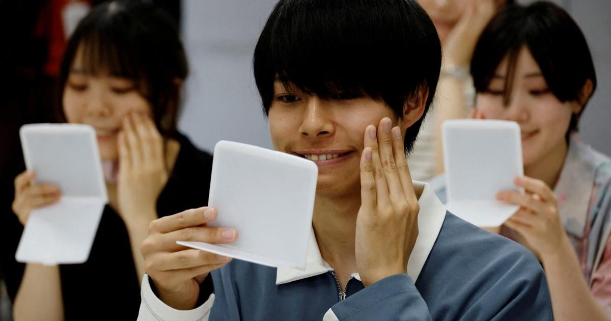 Libérés de leurs masques anti-Covid, les Japonais se ruent dans des écoles pour réapprendre à sourire