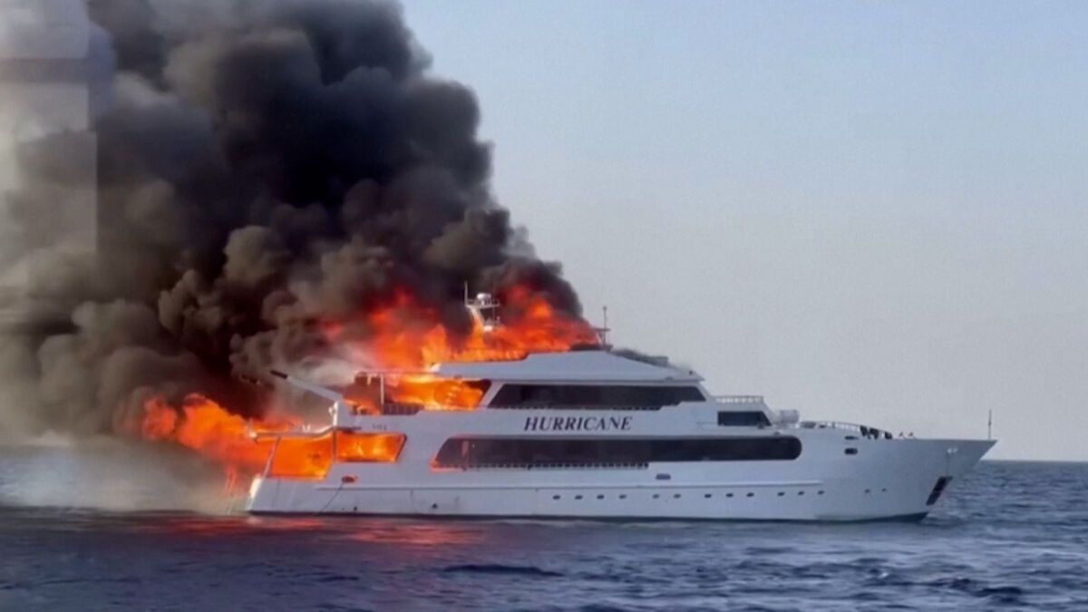 VIDÉO. Égypte : un yacht prend feu en mer Rouge, trois passagers portés disparus