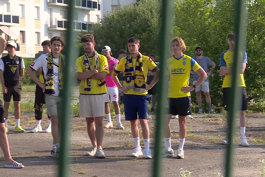 FC Sochaux-Montbéliard : "Comme si on arrachait quelque chose à notre vie", tristesse et colère pour les supporters réunis à l'entraînement des Jaune et Bleu