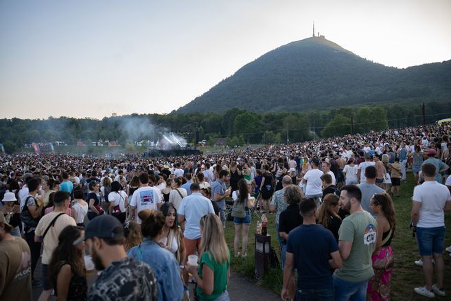 25.000 personnes en délire, des centaines d'autres en colère, pour le concert de Kungs au pied du puy de Dôme