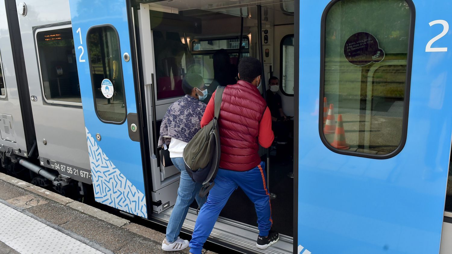 la SNCF interrompt dès maintenant la circulation des TER "sur différents axes" de la région Auvergne-Rhône-Alpes