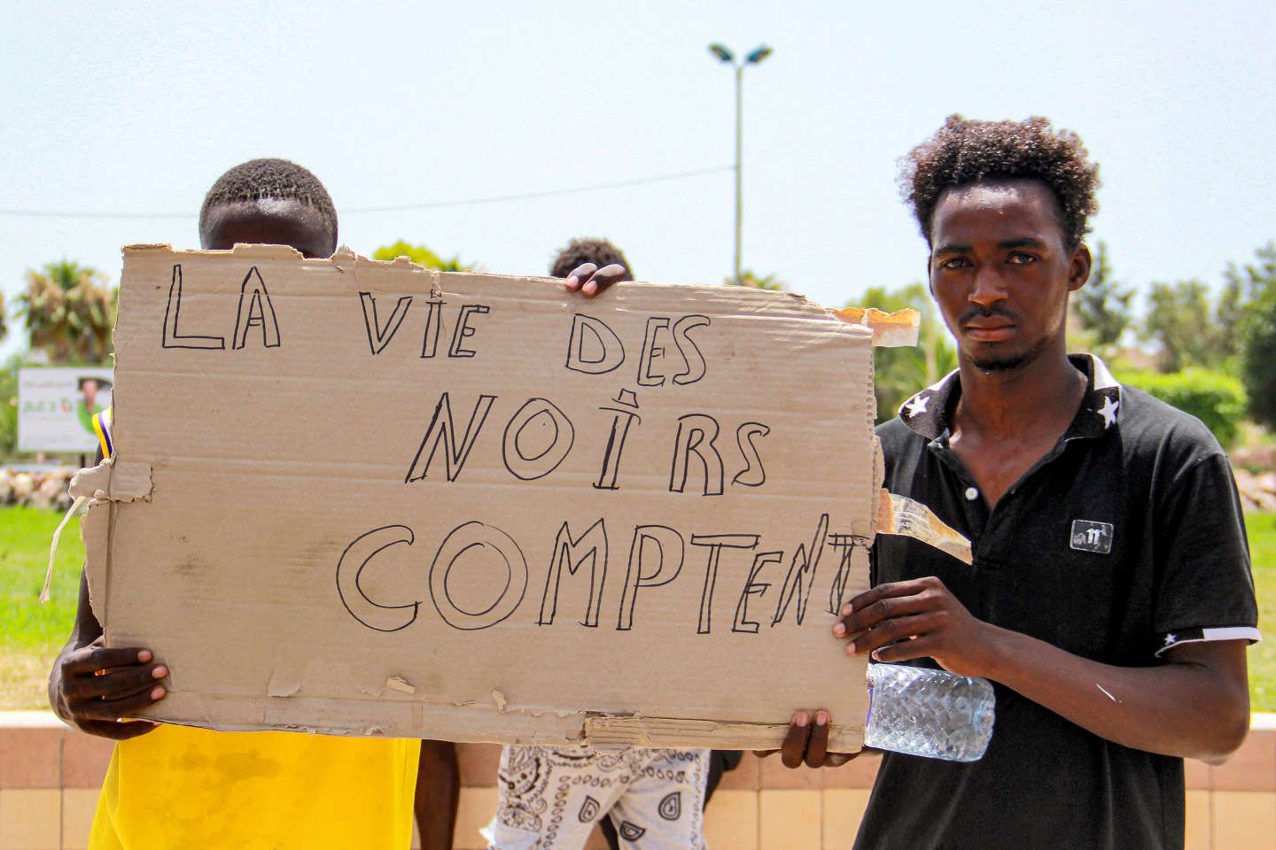 En Tunisie, des centaines de migrants ont été mis à l’abri, d’autres restent abandonnés dans le désert