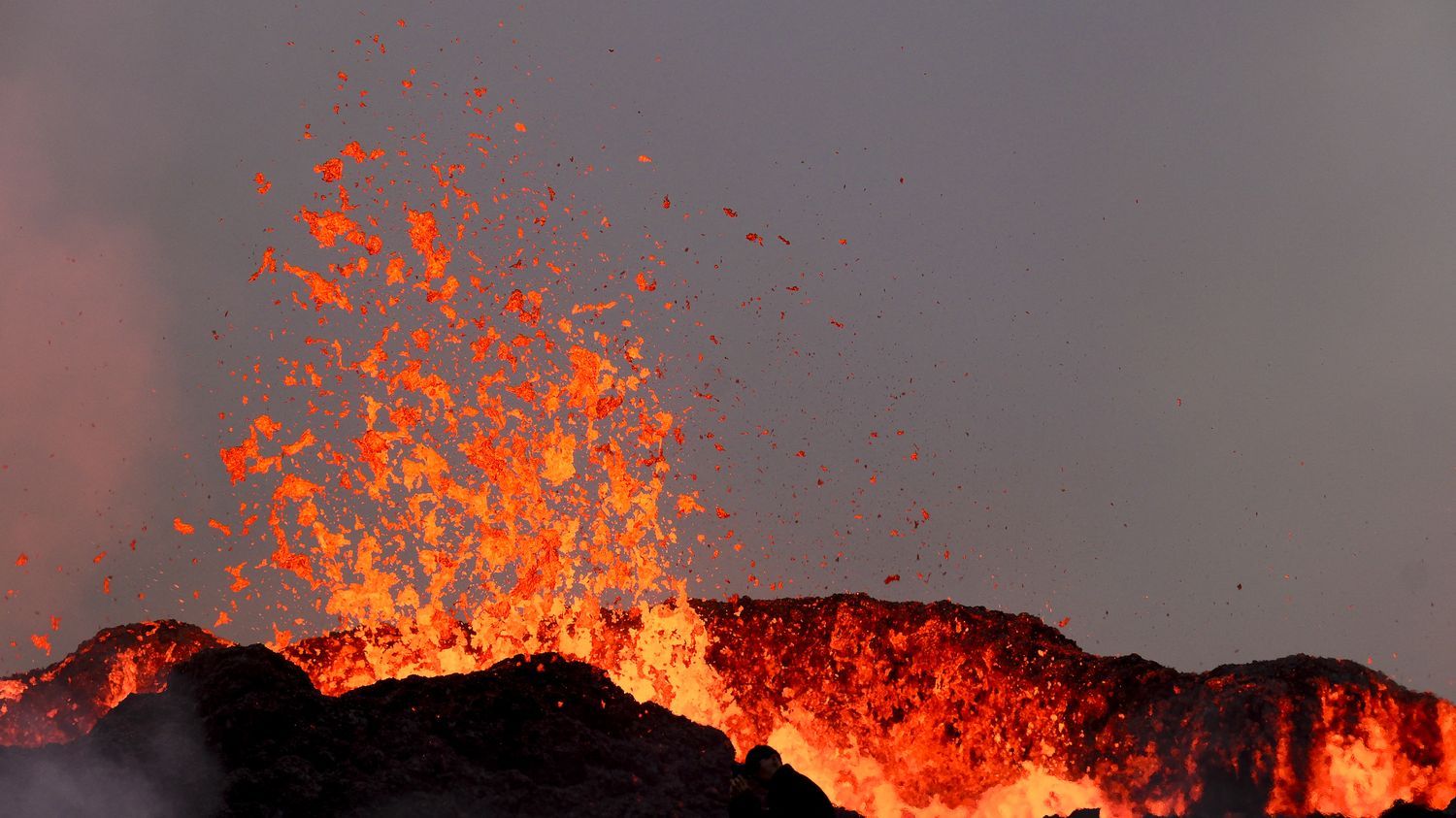 En images La nouvelle éruption en Islande répand une lave "orange pure comme le soleil"