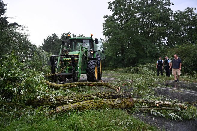 Grêlons de la taille d'une balle de tennis, rafales à plus de 100 km/h... Les images des premiers dégâts causés par les orages