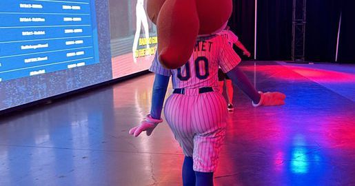 Mrs. Met’s butt is the real Big Apple in NYC