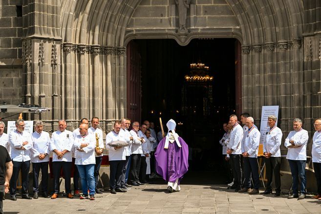 Près de 500 personnes pour rendre un dernier hommage au chef étoilé Serge Vieira dans le Cantal : "Tu resteras notre guide"