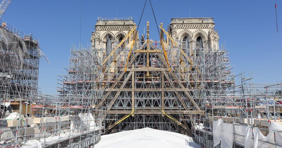 La nouvelle charpente de Notre-Dame s’esquisse dans le ciel de Paris