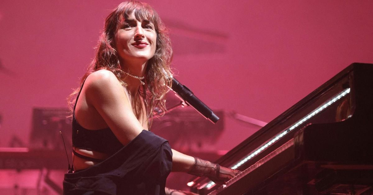 "La musique est immonde" : Juliette Armanet affiche son "dégoût" pour Les lacs du Connemara de Sardou