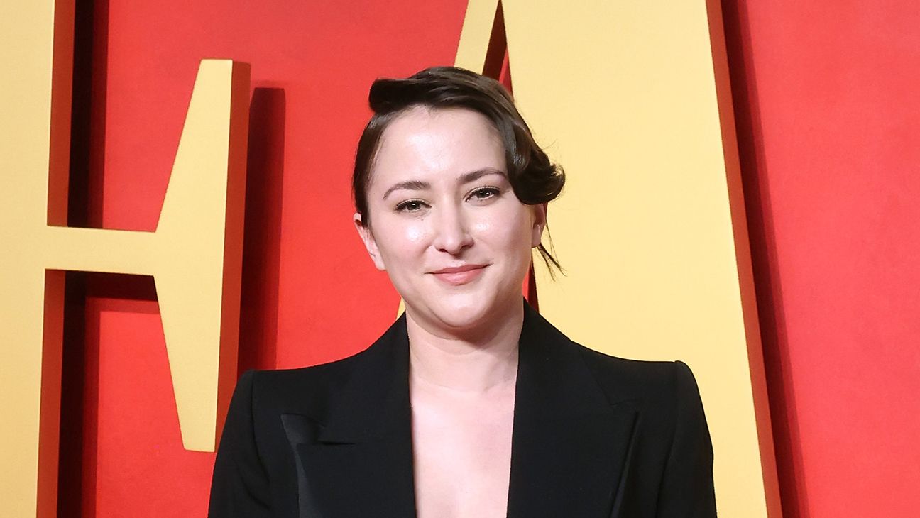 Zelda Williams Debunks Viral Photo of Robin Williams With Pet Monkey