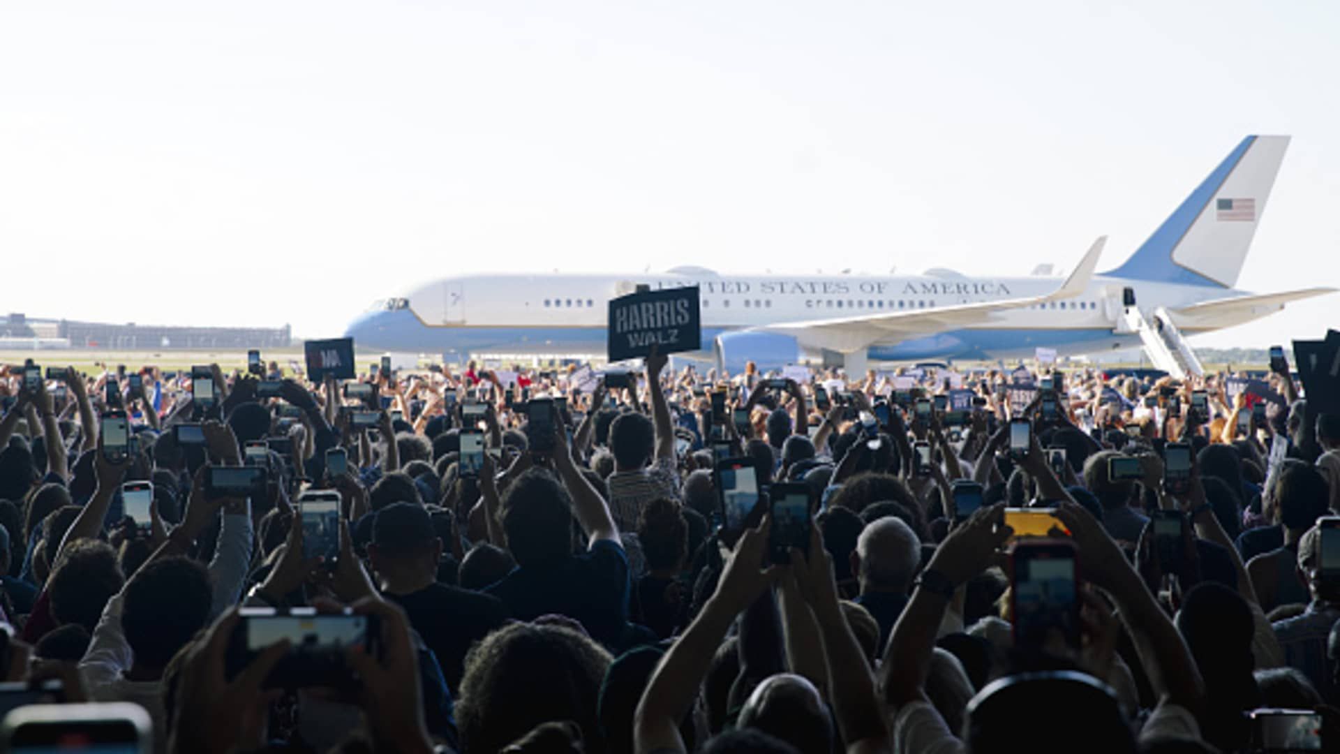 Trump promotes false Harris AI crowd size conspiracy