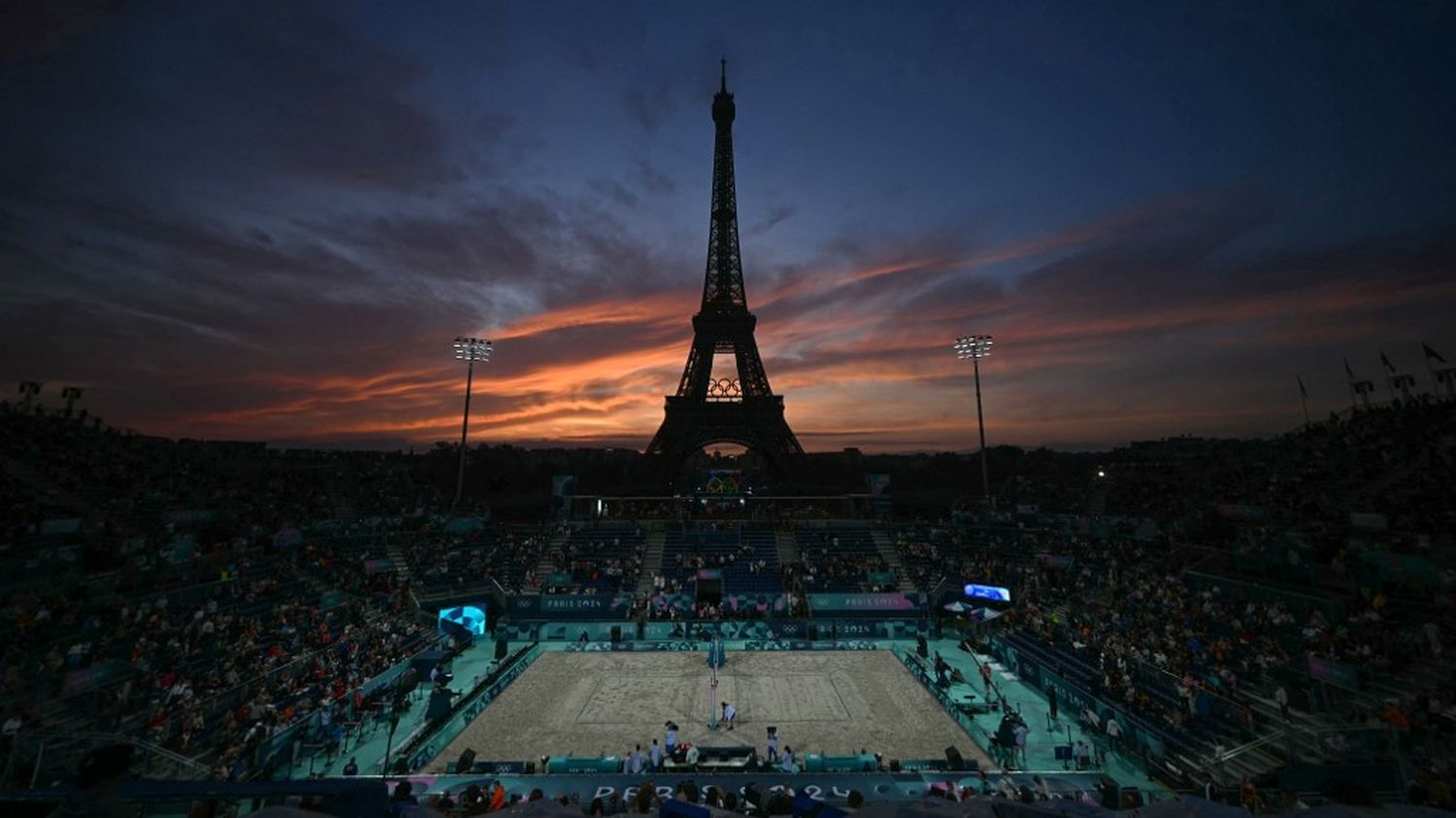 surf à Tahiti, beach volley à la tour Eiffel, escrime au Grand Palais... Les plus belles images des Jeux olympiques