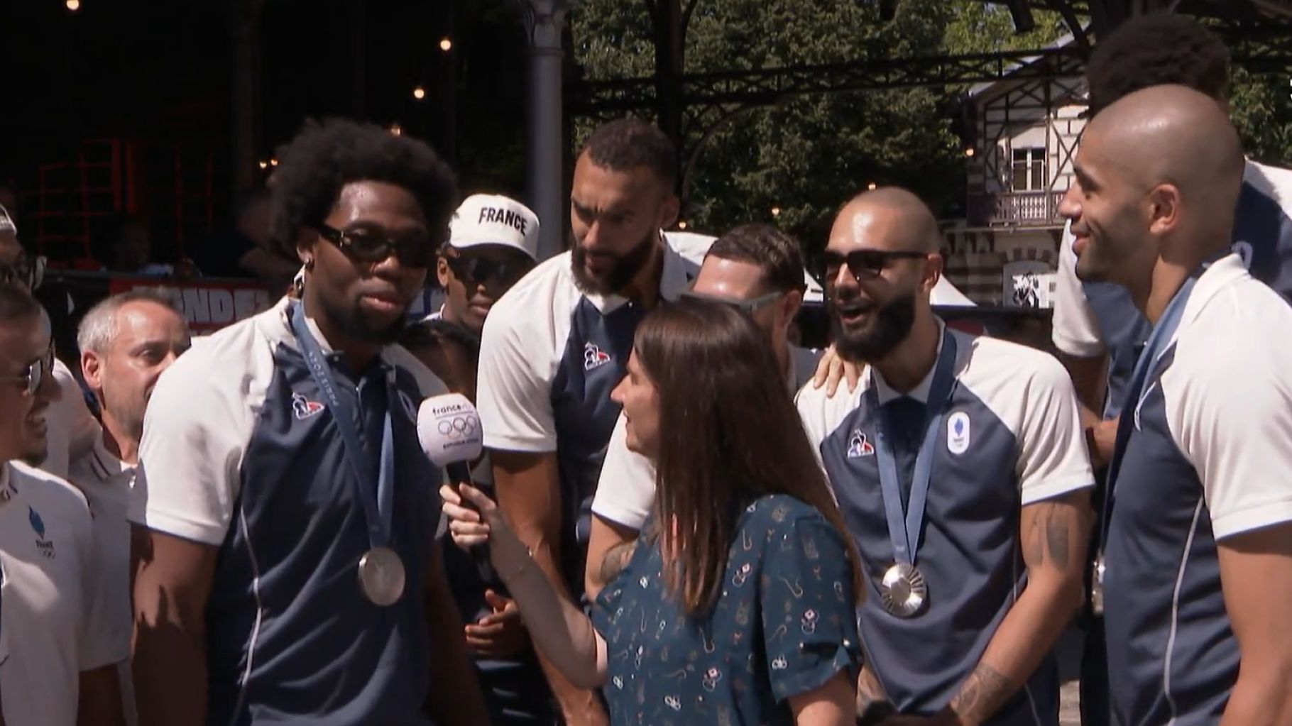 Basket aux JO de Paris 2024 : le drôle de défi des basketteurs français durant leur interview sur France 2