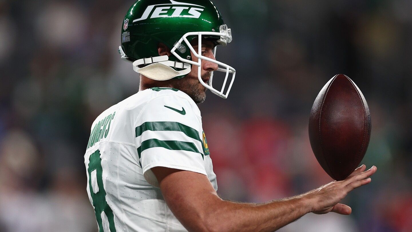 Aaron Rodgers leaves with injury on first Jets possession