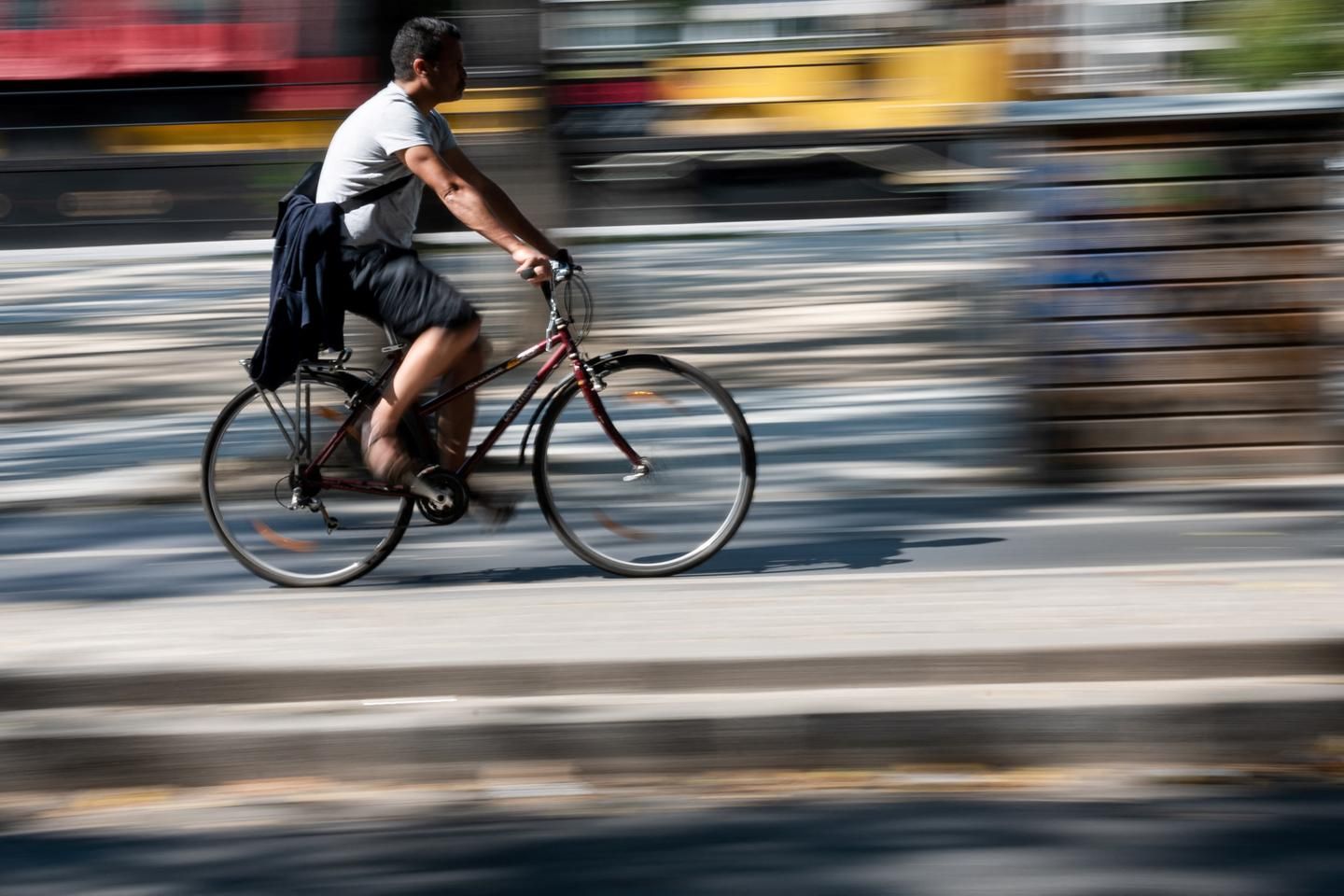 A Paris, un chauffeur de bus mis à pied pour avoir intimidé un cycliste