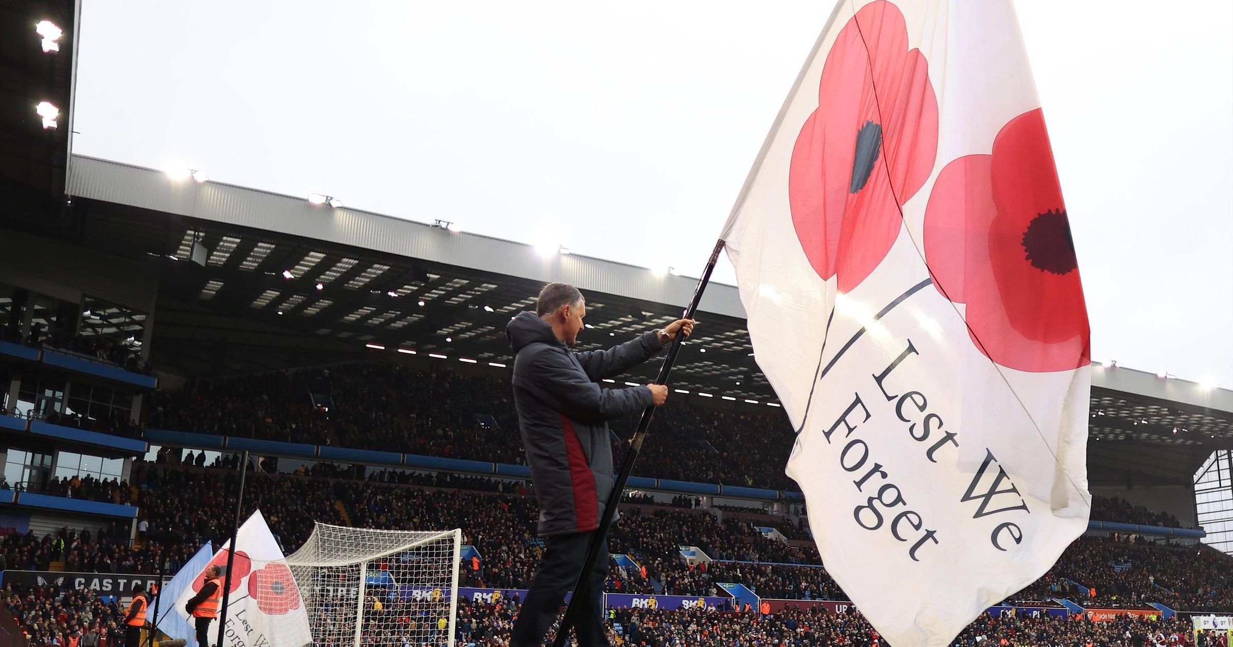 Le 11 novembre, le foot, et une histoire de coquelicots, symbole de comémorations et de crispations en Angleterre