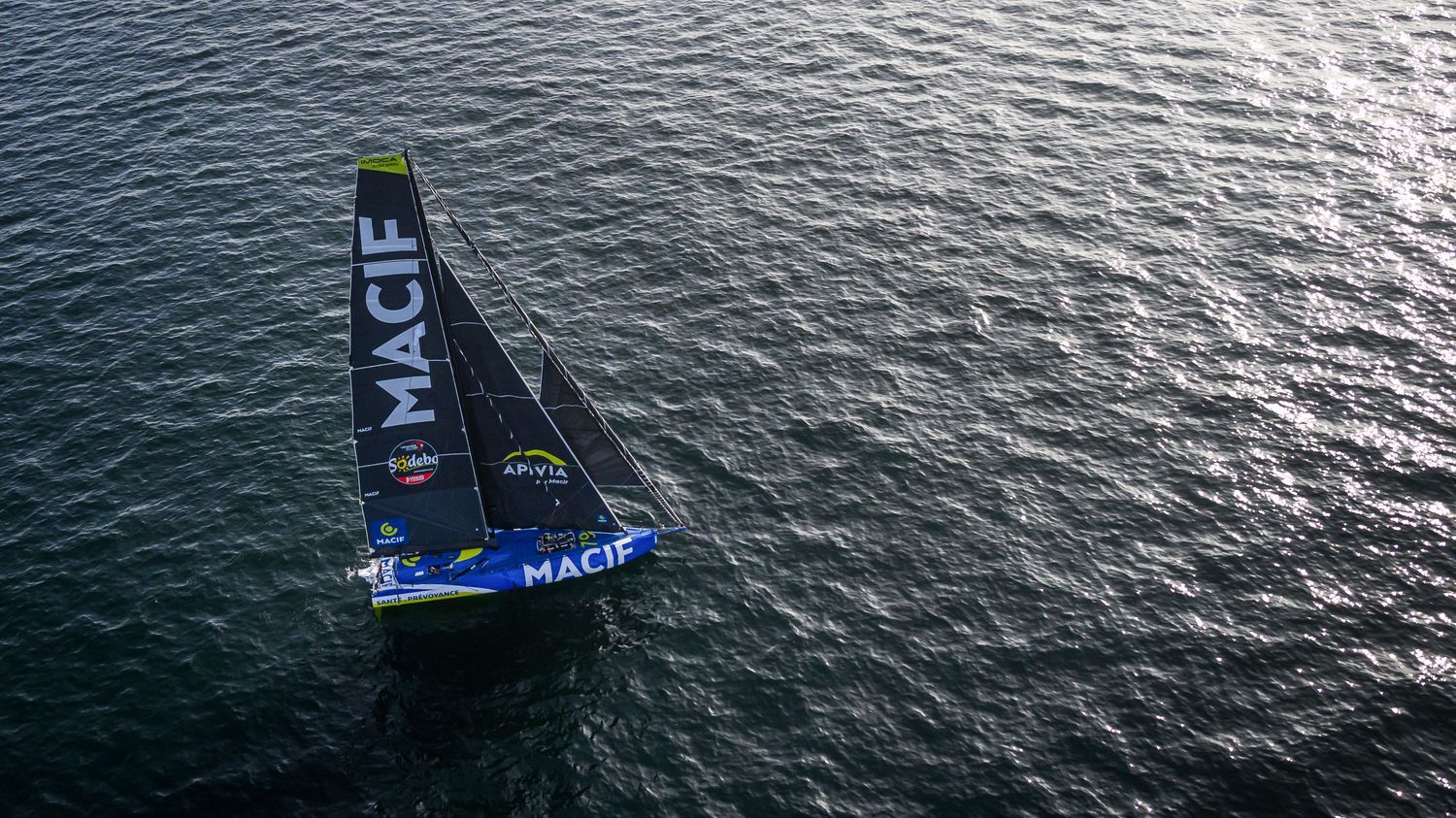 Vendée Globe 2024 : au lendemain du départ, le favori Charlie Dalin prend la tête de la course