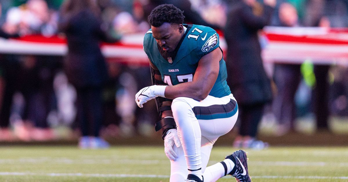 Nakobe Dean injury: Eagles linebacker carted off in Packers game