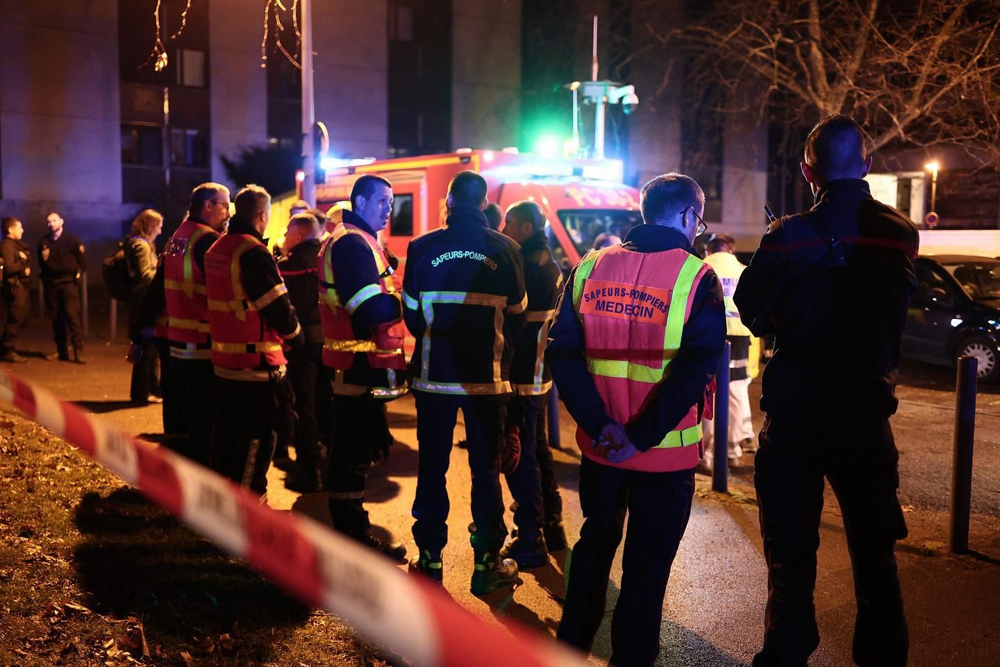 A Grenoble, l’explosion d’une grenade dans un bar fait douze blessés dont six en urgence absolue ; la piste d’un attentat terroriste " est a priori écartée ", selon le procureur de la République