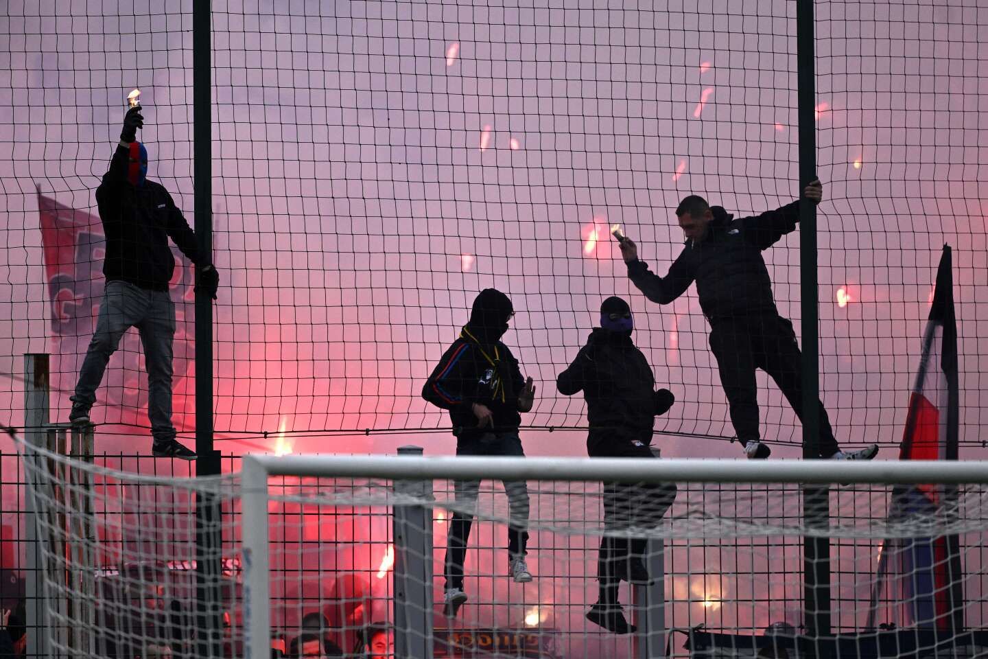 Deux supporteurs lyonnais condamnés à de la prison ferme, après des incidents racistes en marge du match OM-OL