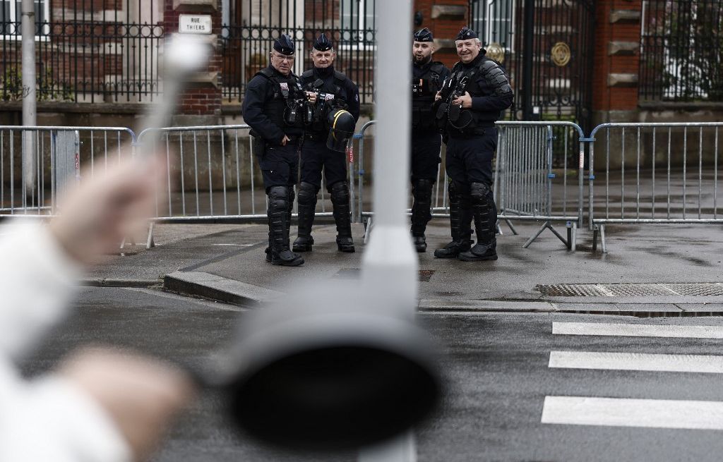 Réforme des retraites : Concert de casseroles et de klaxons pour accueillir Emmanuel Macron en visite à Dunkerque